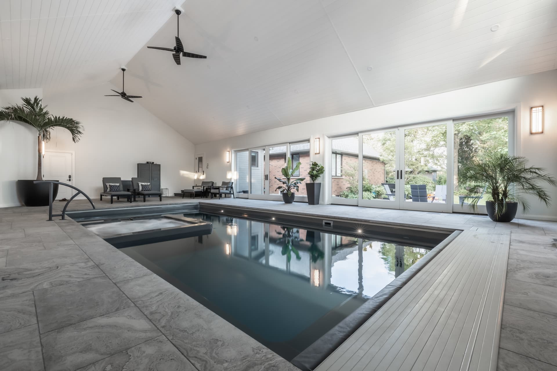 Indoor pool with integrated spa and automatic cover